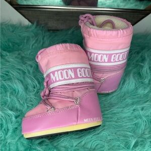 Pink toddler moon boots